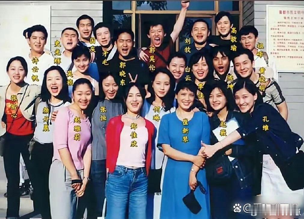 当年的黄晓明在班里，妥妥的颜值天花板！出众的外形在同学中格外亮眼，是当之无愧的颜