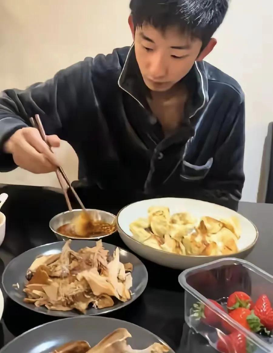 手撕酱鸭，煎饺锅贴，加水果草莓，吃上家乡菜的吴宜泽想不赢都难决赛前，吴宜泽在英