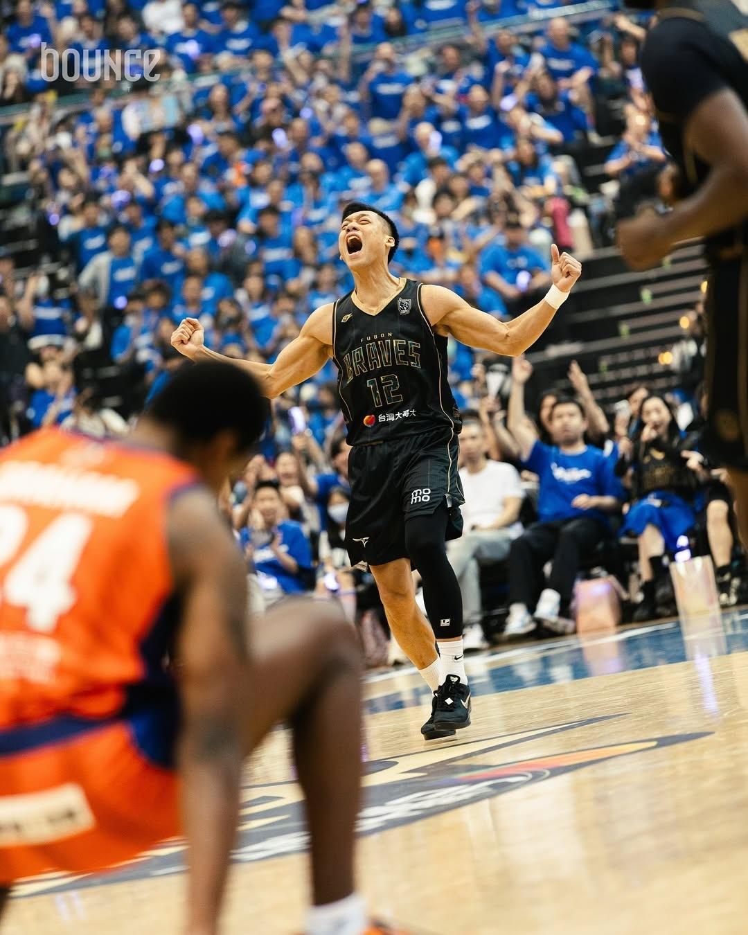 林志傑引退賽首戰穿著Nike特別為他製作的客製版NikeKobe8EX