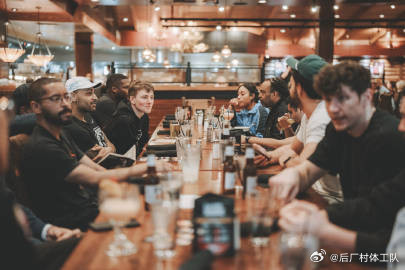 杨瀚森请G联队友吃饭杨瀚森开拓者官微发布，杨瀚森在混音队比赛结束后请全队聚餐