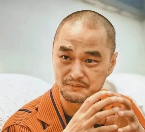 原来单位的一个男同事，准时上班，下班就走，从来不加班领导看他老不顺眼，总变