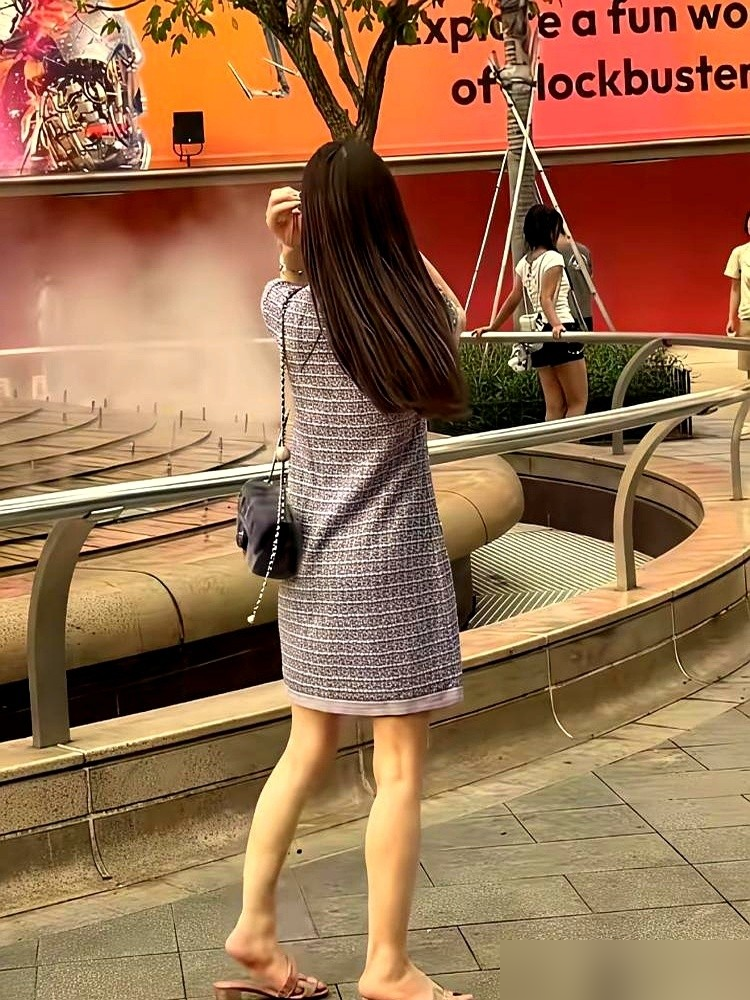 方媛穿着爱马仕逛迪士尼，脚后跟磨出血了，愣是一步没瘸。那双鞋五位数，硬得像刑具，她全程微笑拍照，回酒