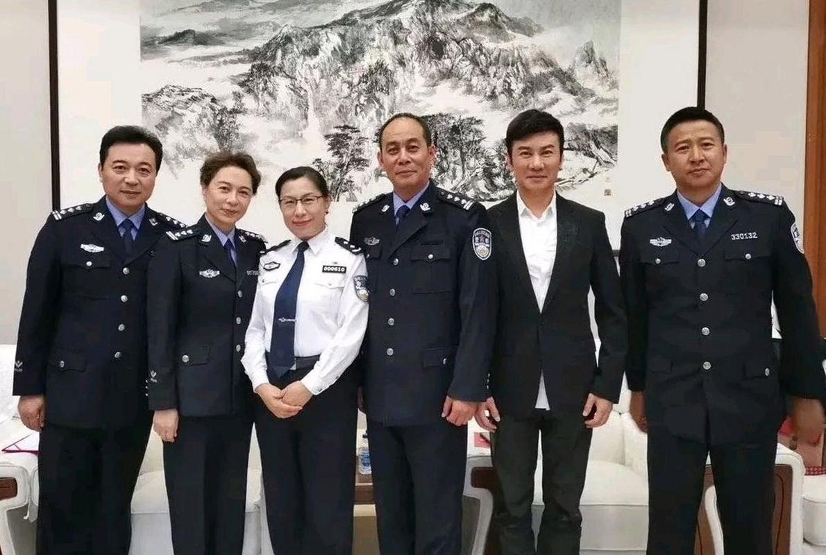 这张6人合照，我只认出了宽额阔眉的张光北，朗目疏眉的江涛，英姿飒爽的张晞临，左二