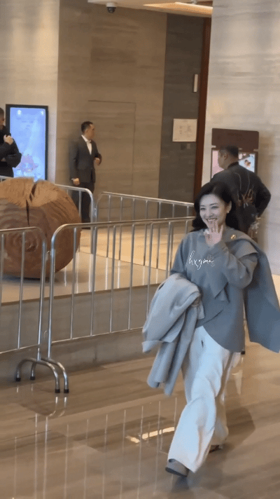 58岁主持人周涛，最新露面引热议！3月18日，许久没见的主持人周涛，突然引起