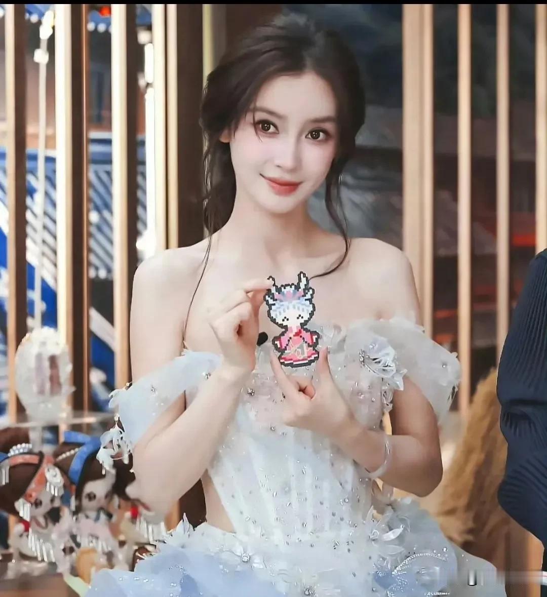 6月13日晚，Angelababy陈赫突然冲上热搜！起因是杨颖为红蜻蜓品牌站台