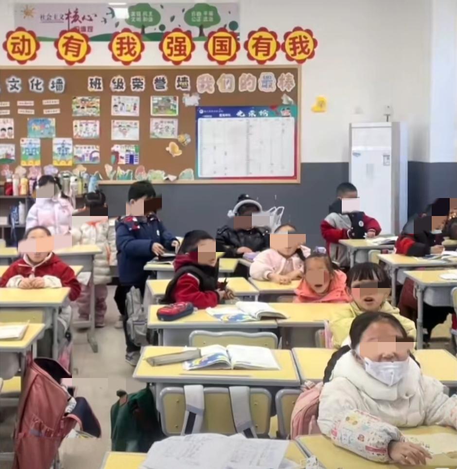 小学老师在百人群内咒骂学生都得甲流，还喊“有编制不怕”。陕西铜川这位小学老