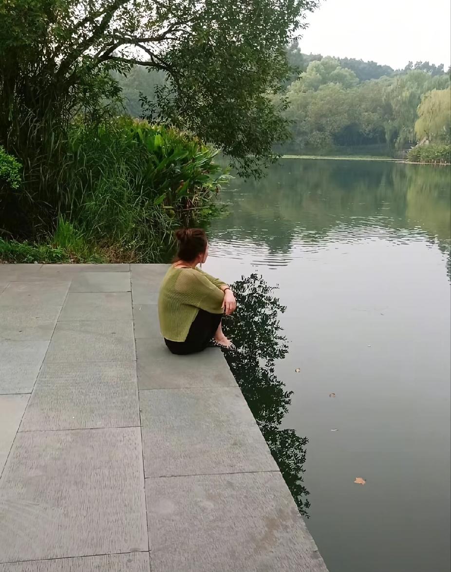 说现在无论男女都有一个，比爱人更亲近的异性朋友，一种特别的异性关系——不是轰轰