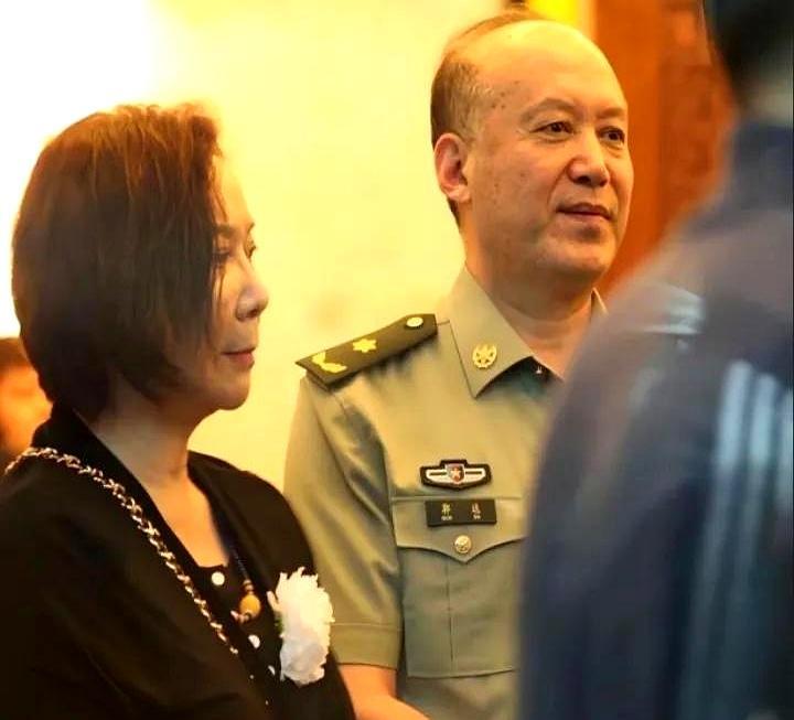 常宝华老先生走了，87岁。追悼会那天，八宝山门口挺热闹，姜昆、冯巩、郭达、蔡明这