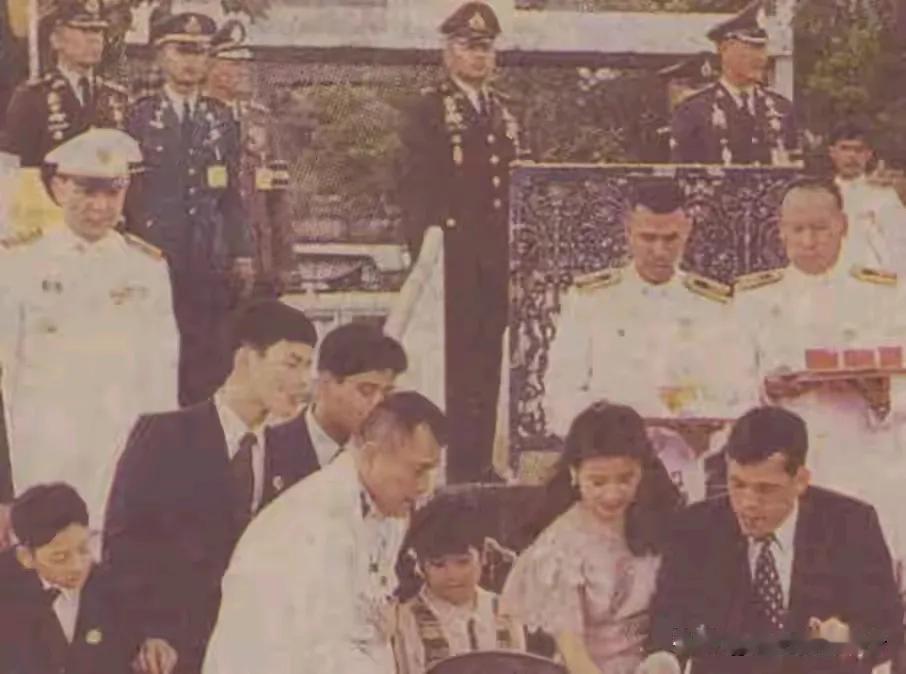 25岁那年泰王和原配结婚，婚后没多久他就出轨二妃子，当时二妃子才16岁。在原配颂