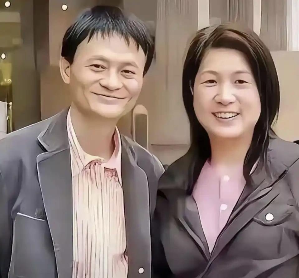 这个女人绝对不简单呀，这圆润的脸廓，虽然眼睛不大，但是眼睛特别聚财，鼻子还微微带