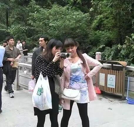 我觉得普通人还是不要穿打底裤配裙子了！感觉一点都不好看，尤其是身材有点胖的时候，