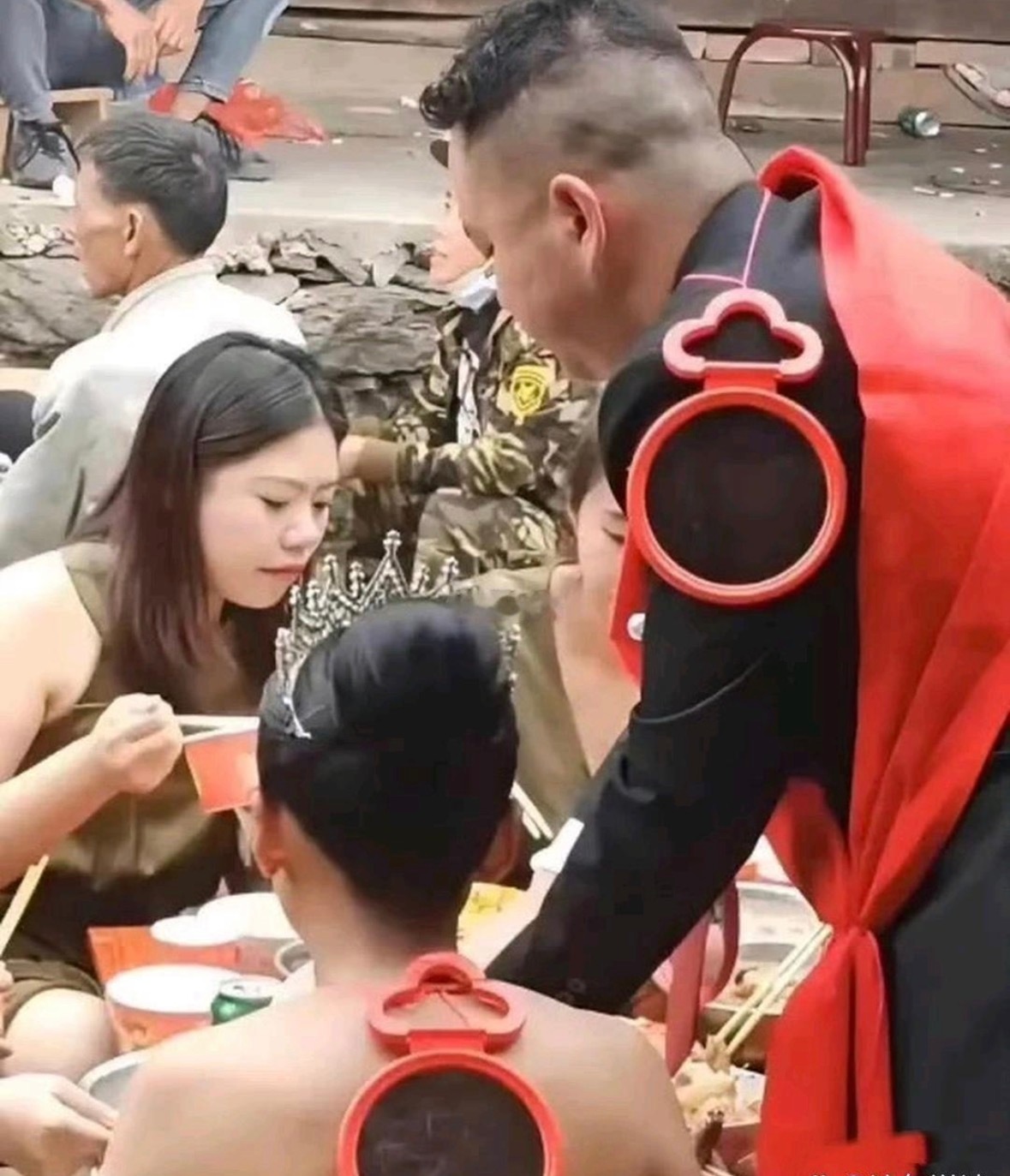 背后挂了一个什么东西啊，这是什么习俗吗？