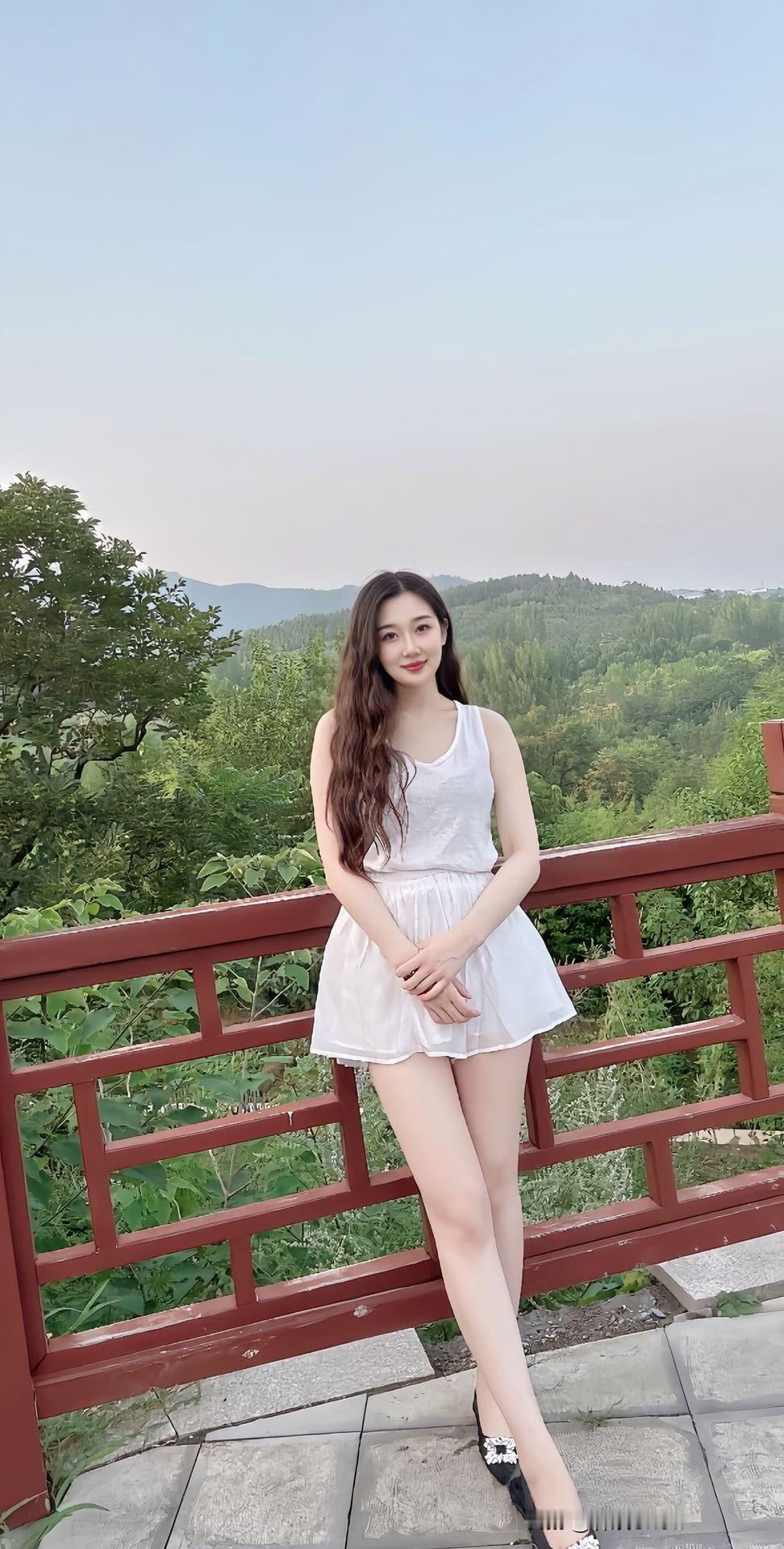 夏日清新穿搭，白色连衣裙搭配自然风景，轻松自在。大长腿