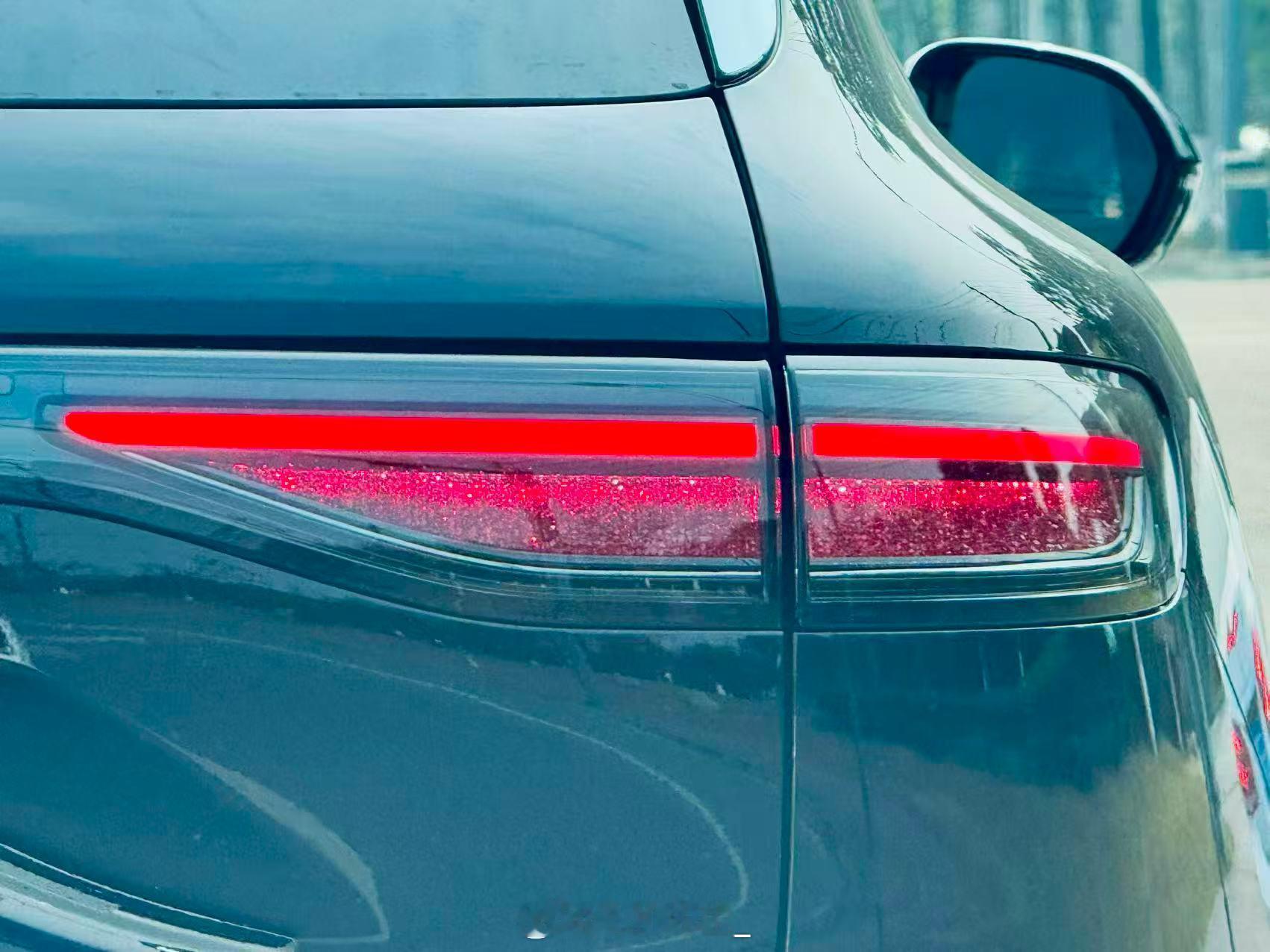 工信部目录开放前，问界M6已经卸下伪装上大街了。比申报目录更早露出外观，官图和街