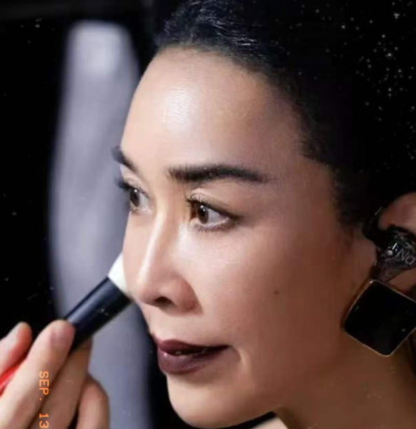 那英，还是太有才华了！9月12日，歌手那英引发网友热议，原因是当晚南京演唱会把歌曲《山沟沟》重新改编