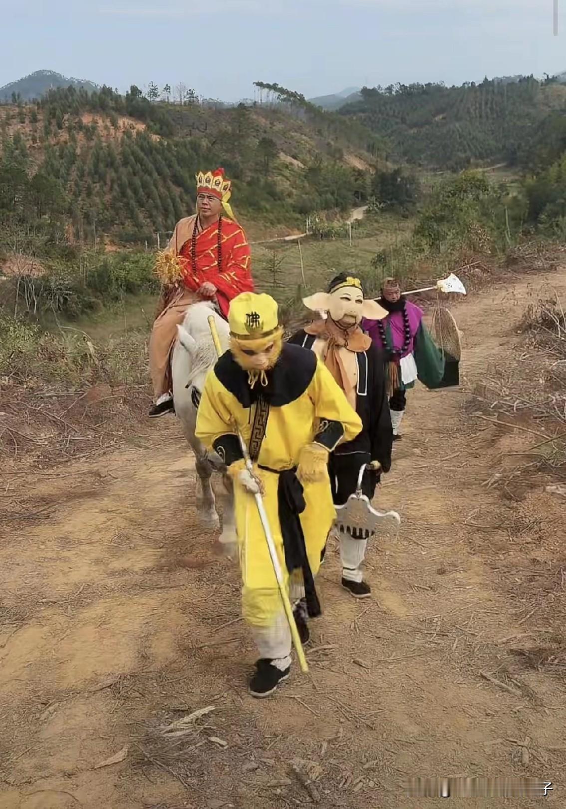 挣钱的路子真多啊，广西几个小伙组了个西游团队直播唐僧取经，还有一人负责解说和弹幕