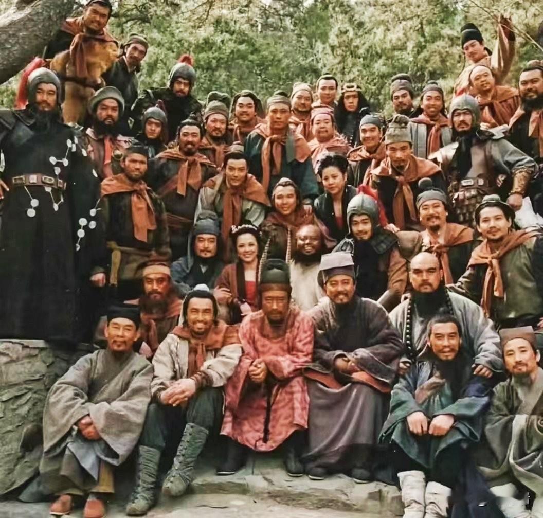 这是1998年央视版电视剧《水浒传》演员们的珍贵合影。这张照片拍摄于拍摄
