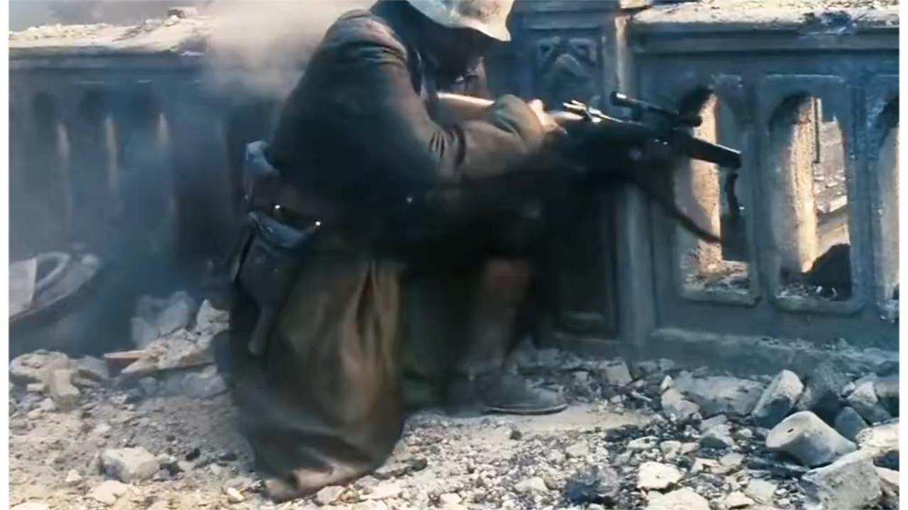 民国时期那个年代，列强对中国人的轻蔑，很多时候甚至不需要开口。一个眼神，一个手势