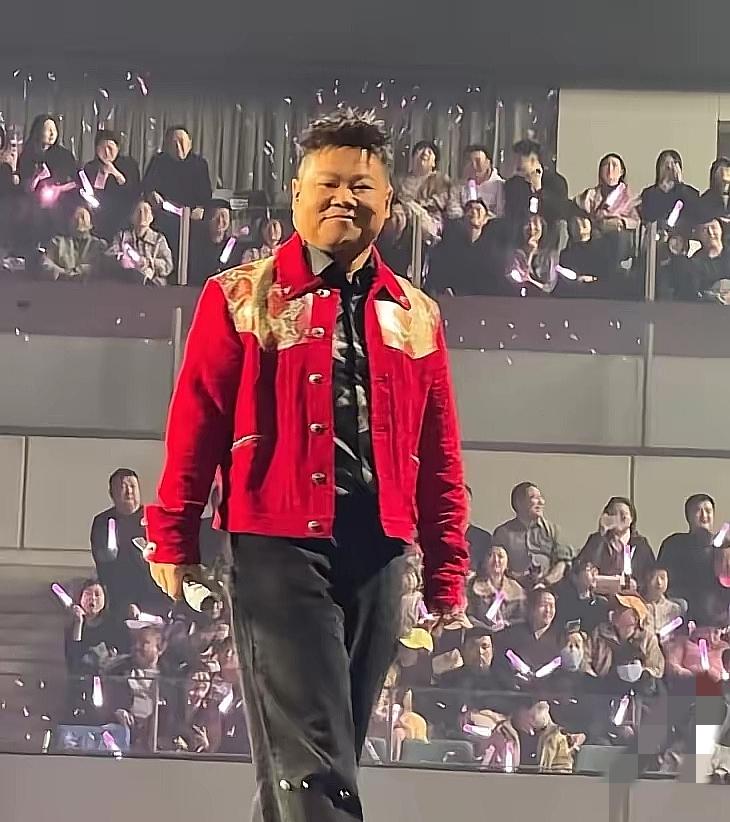 我朋友看完岳云鹏西安演唱会回来，直接摊在沙发上喊“笑累了”！我才发现，现在的