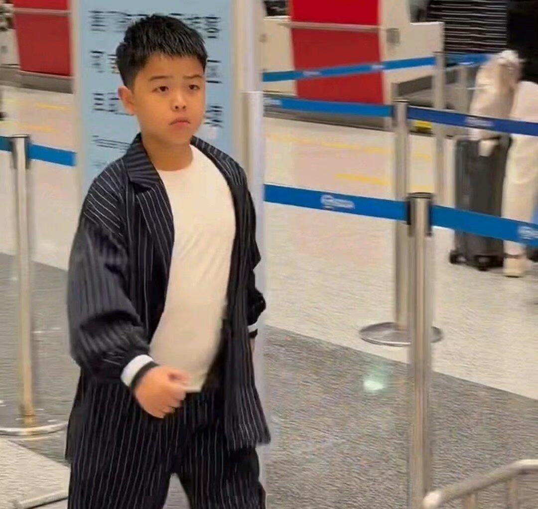 这孩子以前是没曝光过吗？今天全网都是他，全在问怎么做到从小就这么导里导气的，