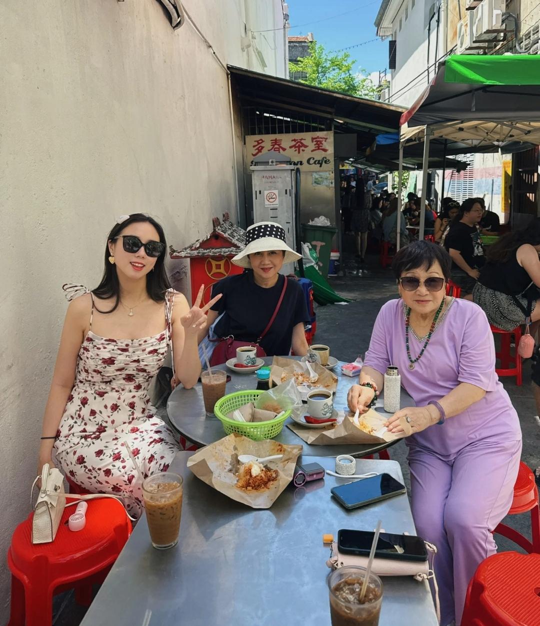 赌王四太梁安琪携母女槟城同游，豪门出行竟藏满烟火气？三代女人的温情日常，撕开了人