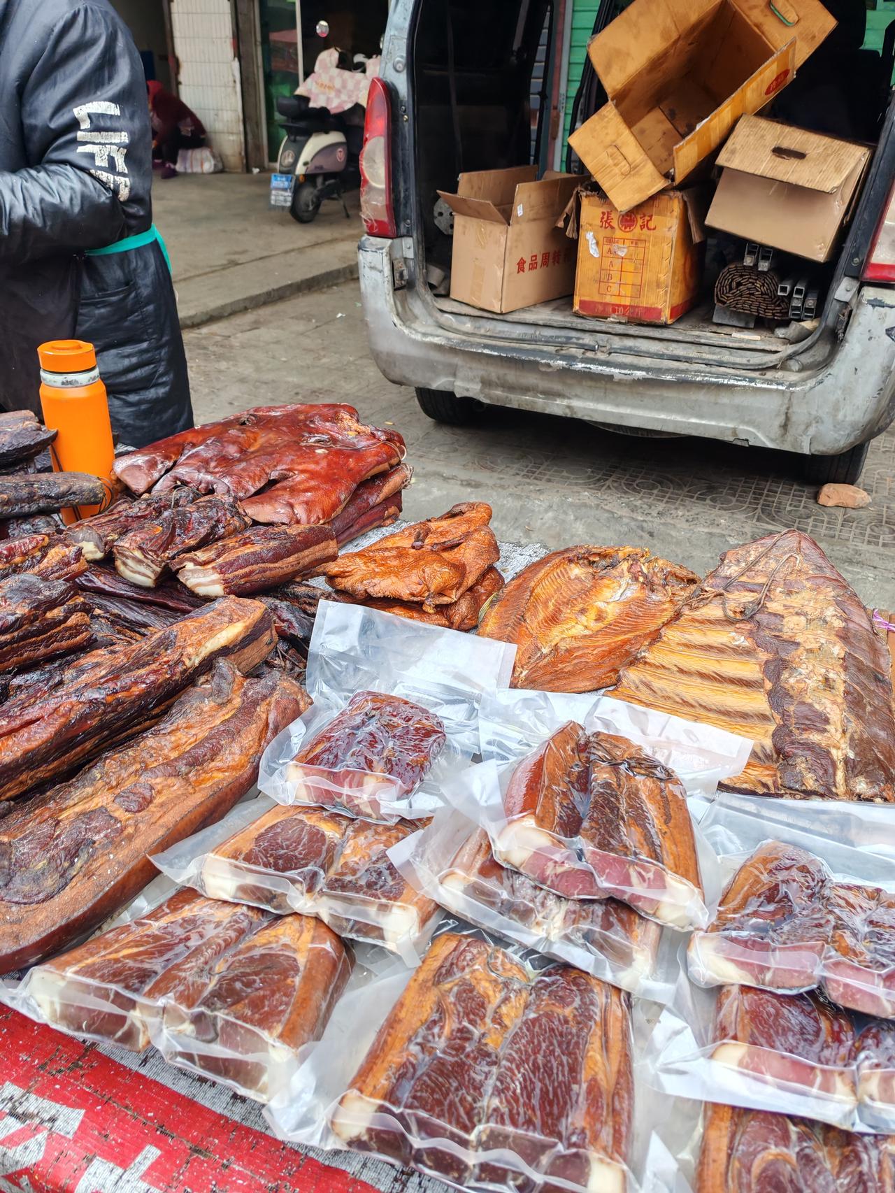 买腊肉要慎重我有一个亲戚，四年时间卖腊肉挣了一套大房子，但他卖的腊肉自己的家人