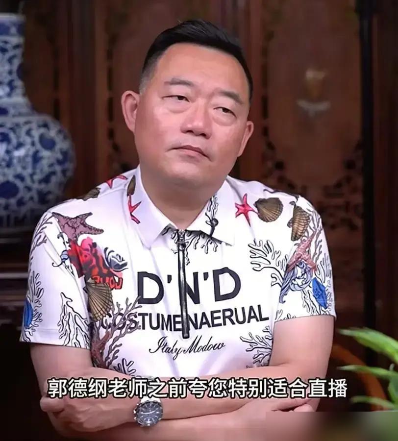 德云社那个最能怼人的郑好，彻底被甩出了权力中心。三十周年封箱大典，三千多双