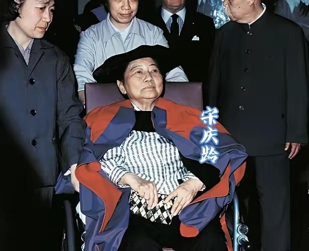这是宋庆龄先生最后的照片，彼时的她，早已被病痛耗尽了身体的元气，已经走到