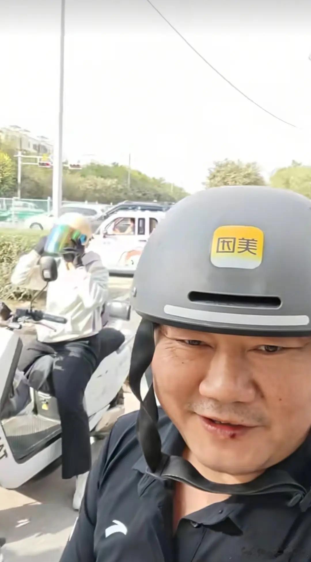美团要赞助张雪机车明年的比赛了吗？今天上午，张雪发了一条骑美团共享单车，并戴有美