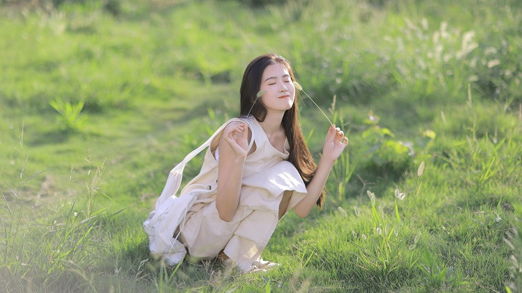 中年女人喜欢你，必定会主动和你接近，愿意和你独处。甚至，她还会默许别人的调侃，