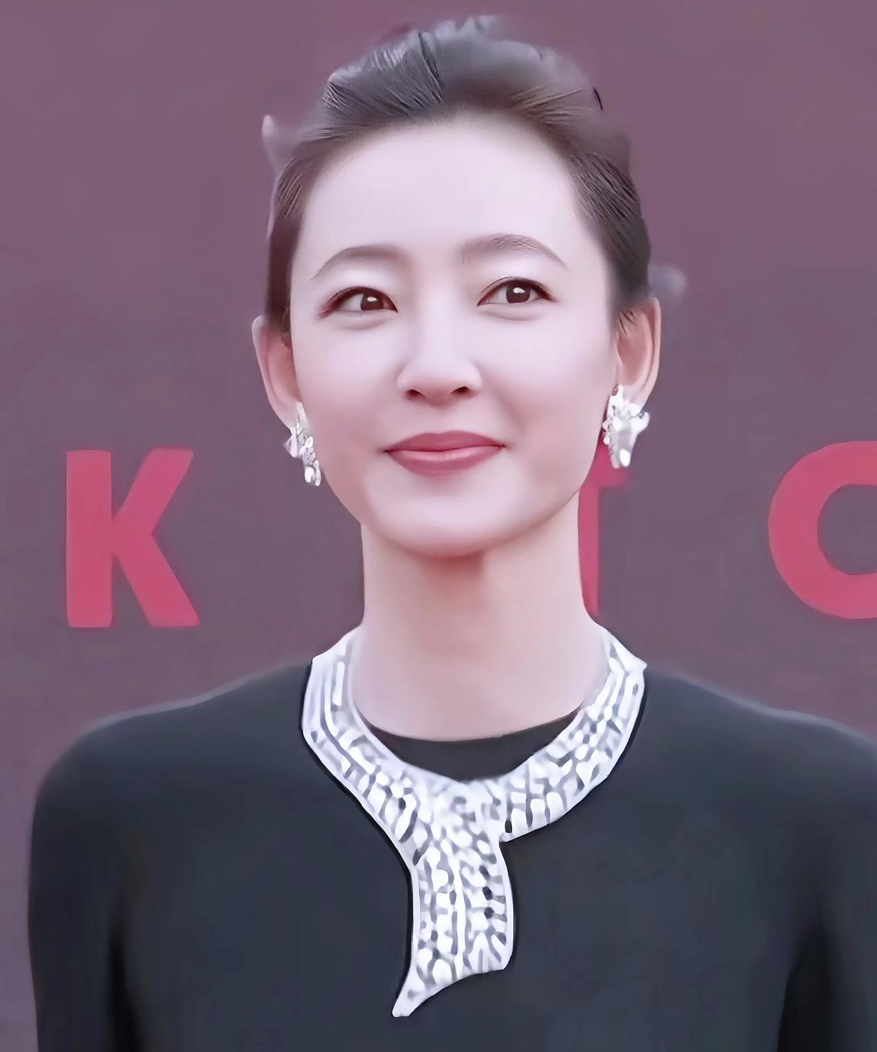 王丽坤堪称娱乐圈的优雅典范！每次亮相活动，她都宛如从画中走出的仙子，一袭华服衬得