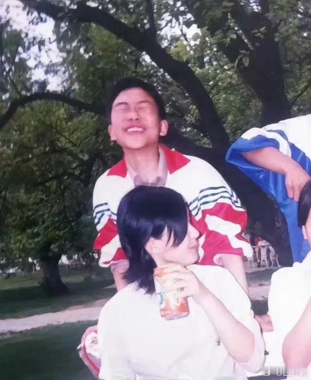 赵丽颖合照的同学成了大明星那个青涩的时代📷