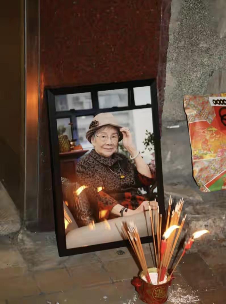 梅启明给妈妈覃美金选择的遗像照好有意思哦，他印象当中的妈妈不是一个干瘦的老太太，