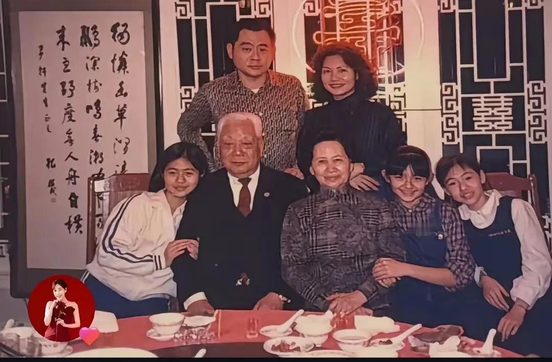 S妈黄春梅年轻时颜值曝光，很漂亮好知性，颜值超越张兰。没想到徐妈妈年轻时颜值