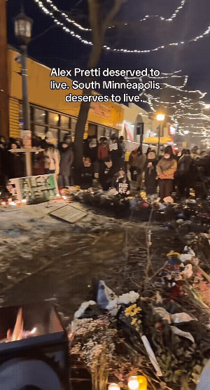 美国人民很生气，要为被ice枪杀的美国民众发声，然后一群人来到了事发地，寒风中喊