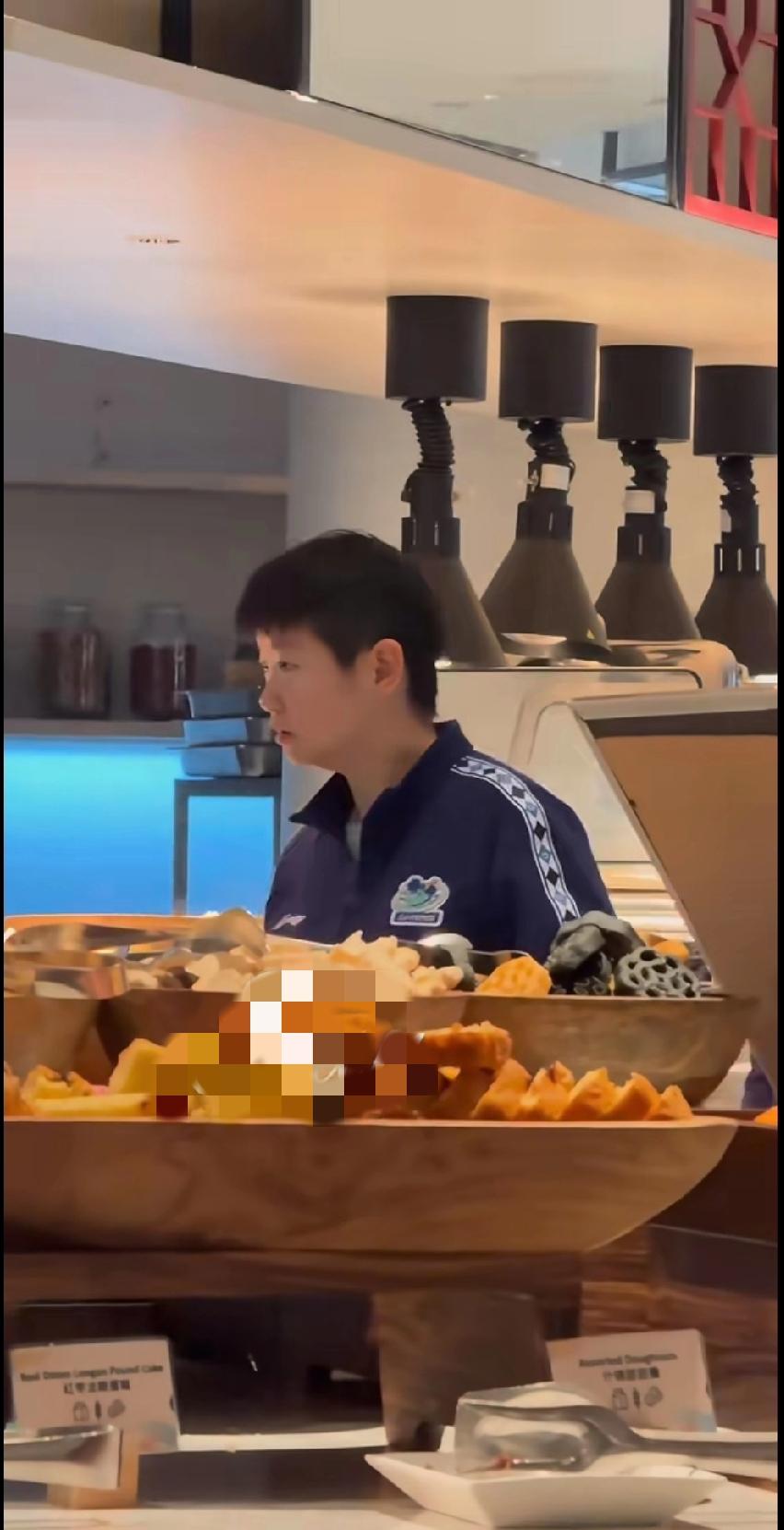 认真干饭的莎莎，可爱值直接拉满谁懂啊！在餐厅里认真挑选食物的孙颖莎，也太可