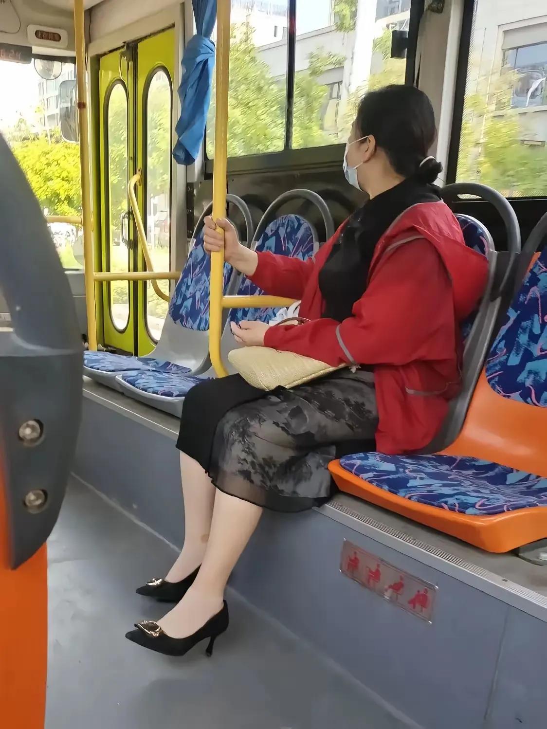 坐公交的大妈虽然袜子上漏了一个洞，但仍然不失大妈的风范，大妈是一个爱打扮的人，而