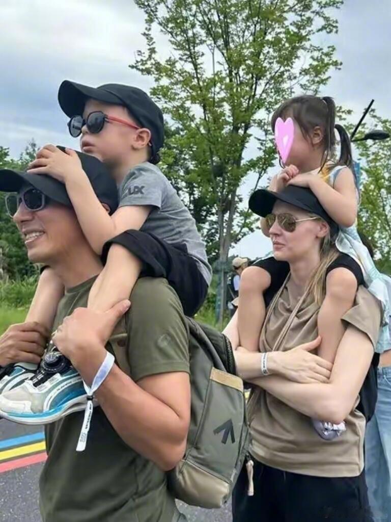 撒贝宁每次被偶遇都在带娃网友偶遇撒贝宁在朝阳公园带娃，每次偶遇撒老师画风永远统