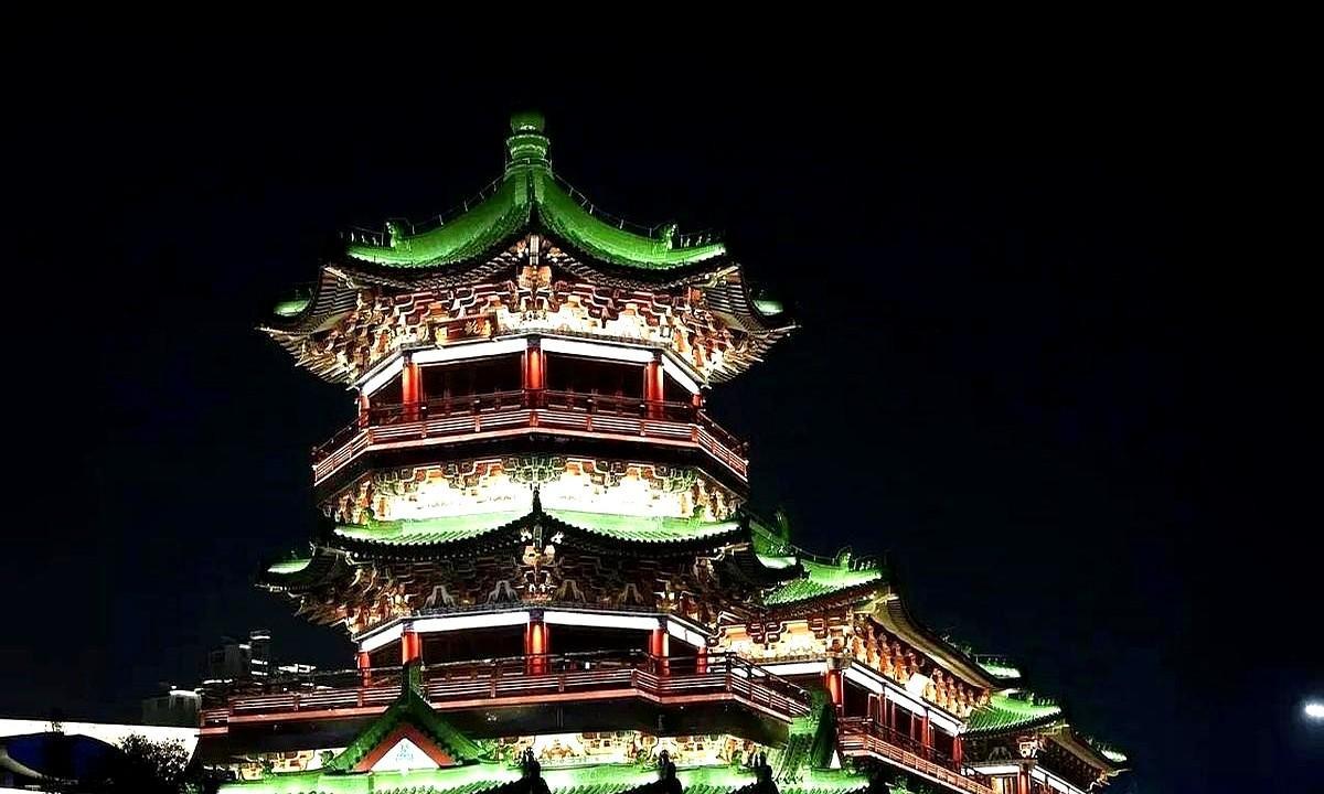 女子正在滕王阁拍照，突然，砰的一声，一黑影冲她砸来，她吓傻了，来不及反应，旁边的