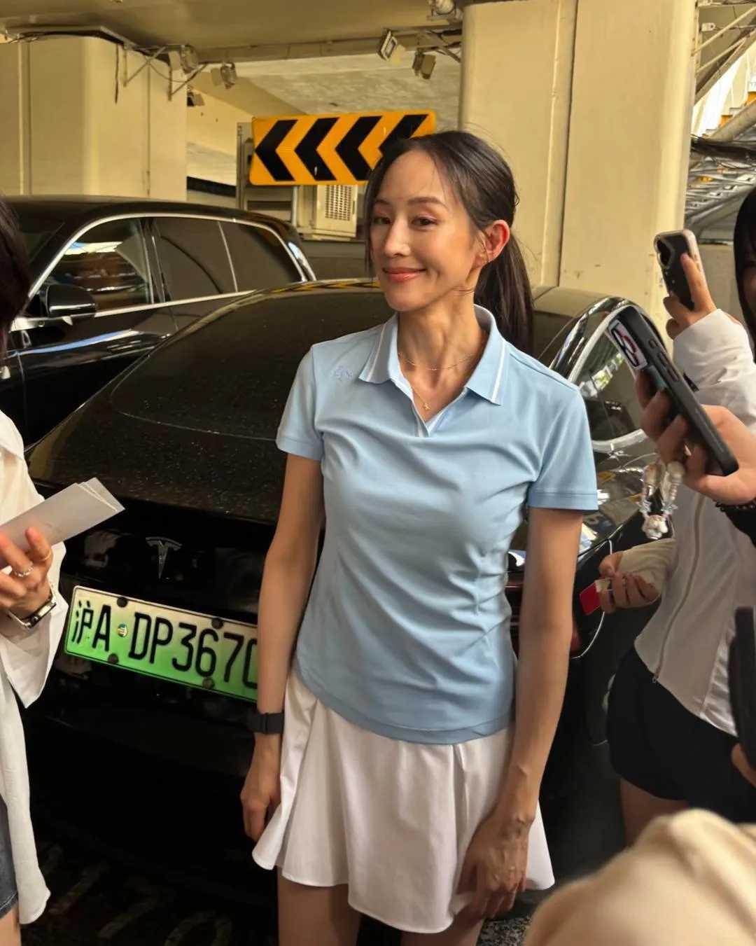 43岁张钧甯上海偶遇，状态绝佳少女感爆棚43岁张钧甯现身上海停车场，一身简约高