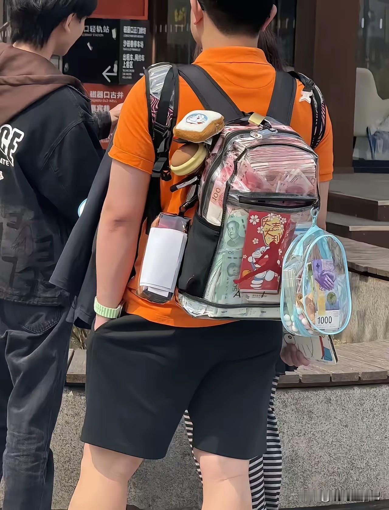 这一书包，怎么着也有几十万了，现在的年轻人都这么高调了吗