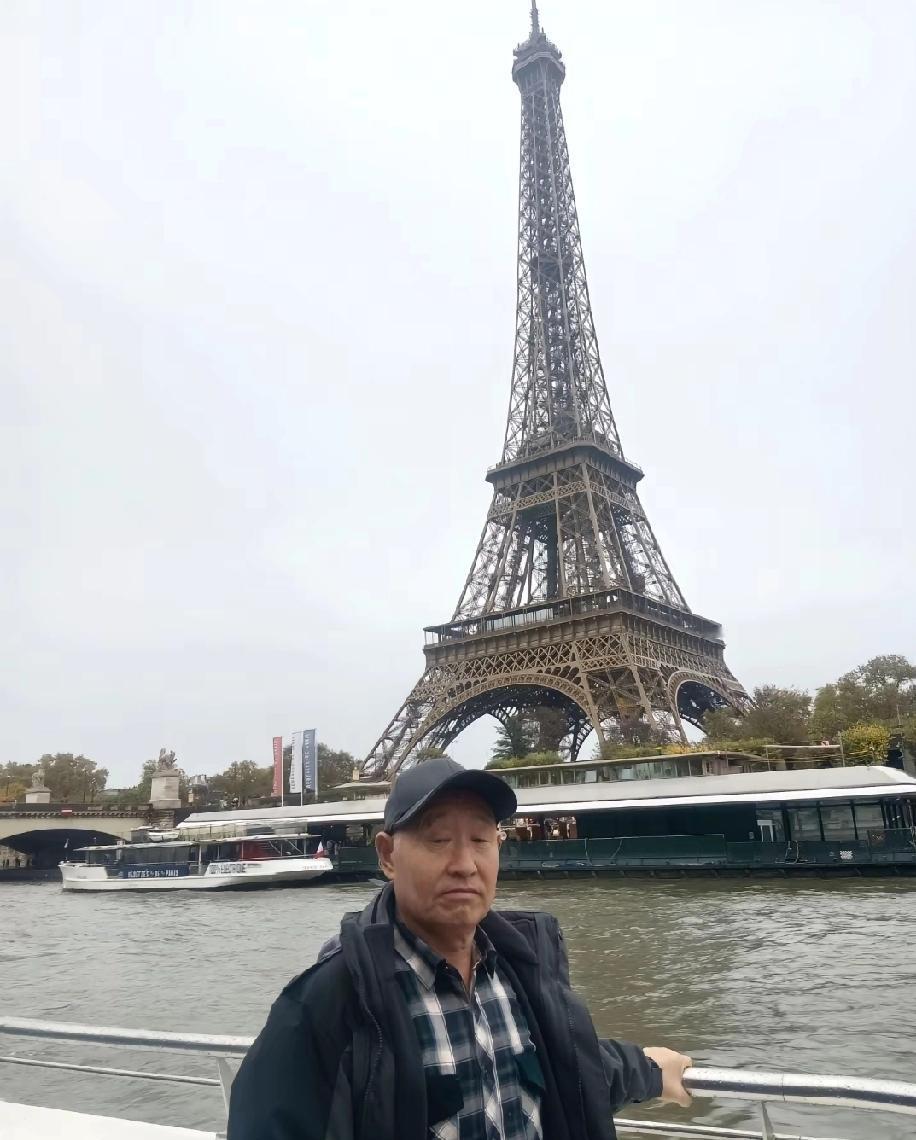 这个大爷分享的和巴黎铁塔合影，直接治好了我的巴黎病。法国有名的浪漫之都在大爷