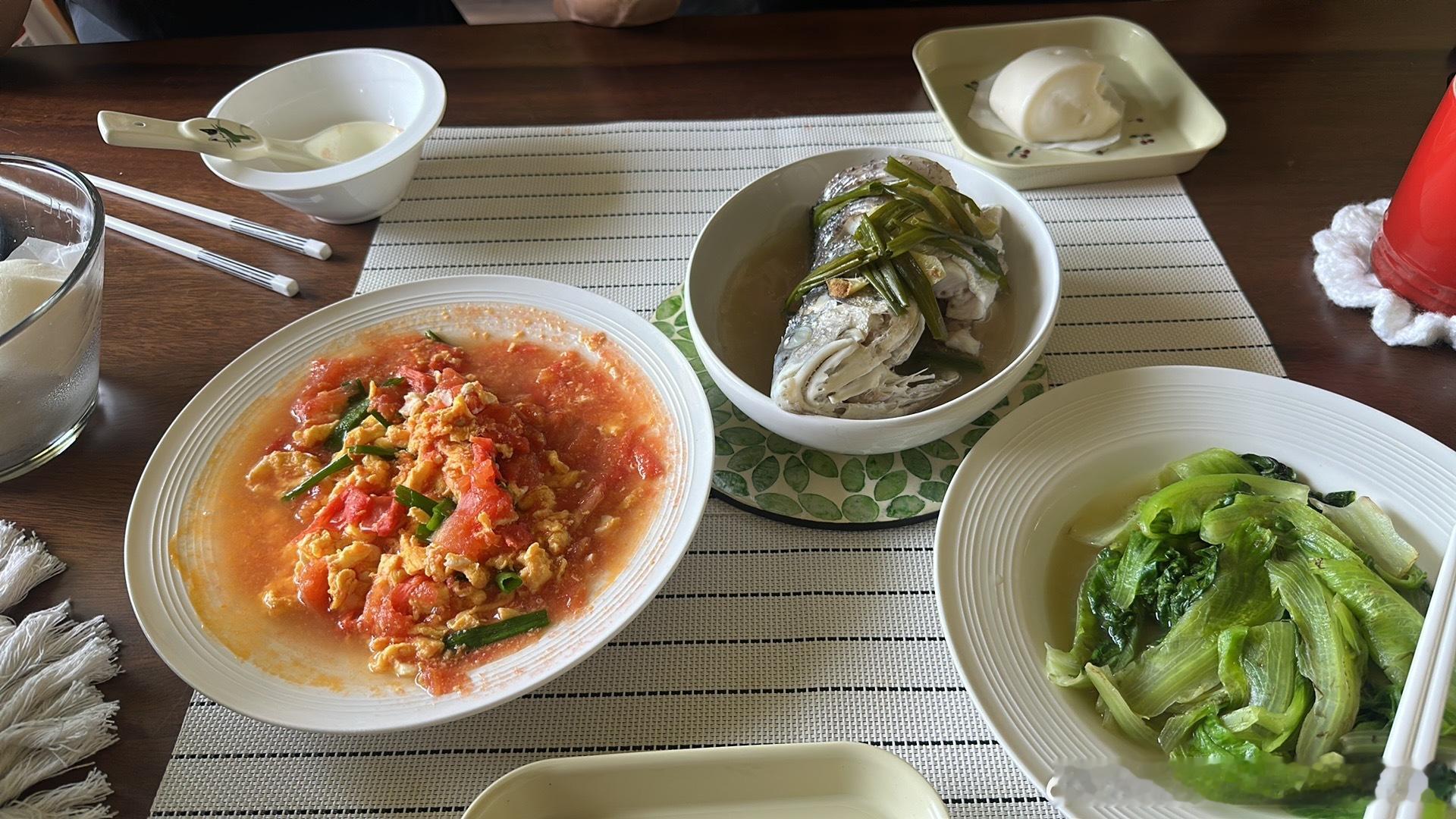 老妈在身边的日子，中饭晚饭都是无敌健康、不重复的！我家习惯少油，少盐我爸巨爱吃鱼