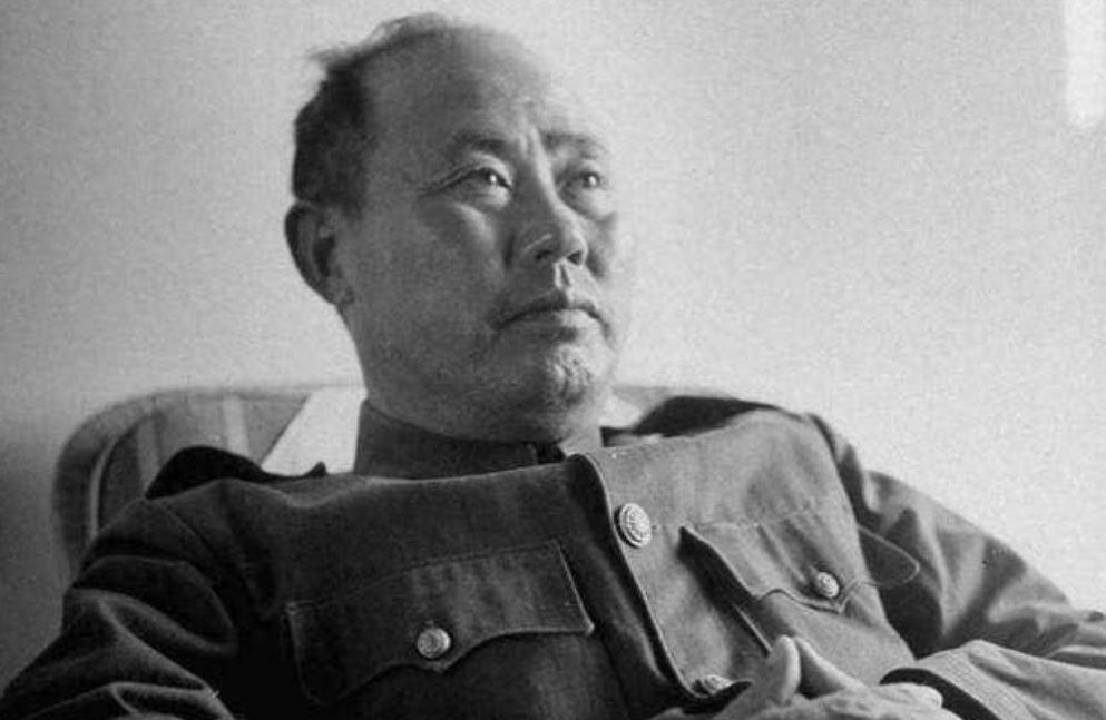 1949年，周恩来受邀赴宴，发现傅作义家外戒备森严后，立刻沉了脸“车别往里开了