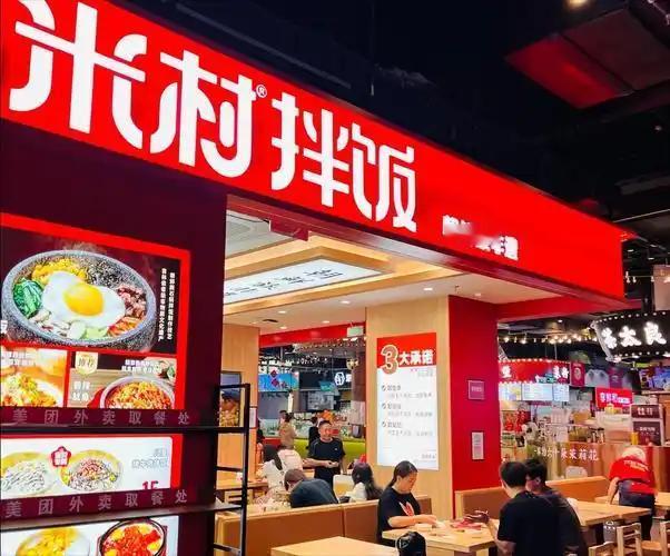 这年头，预制菜就是餐饮界的过街老鼠，人人喊打。 偏偏有一家店明摆着告诉消费者