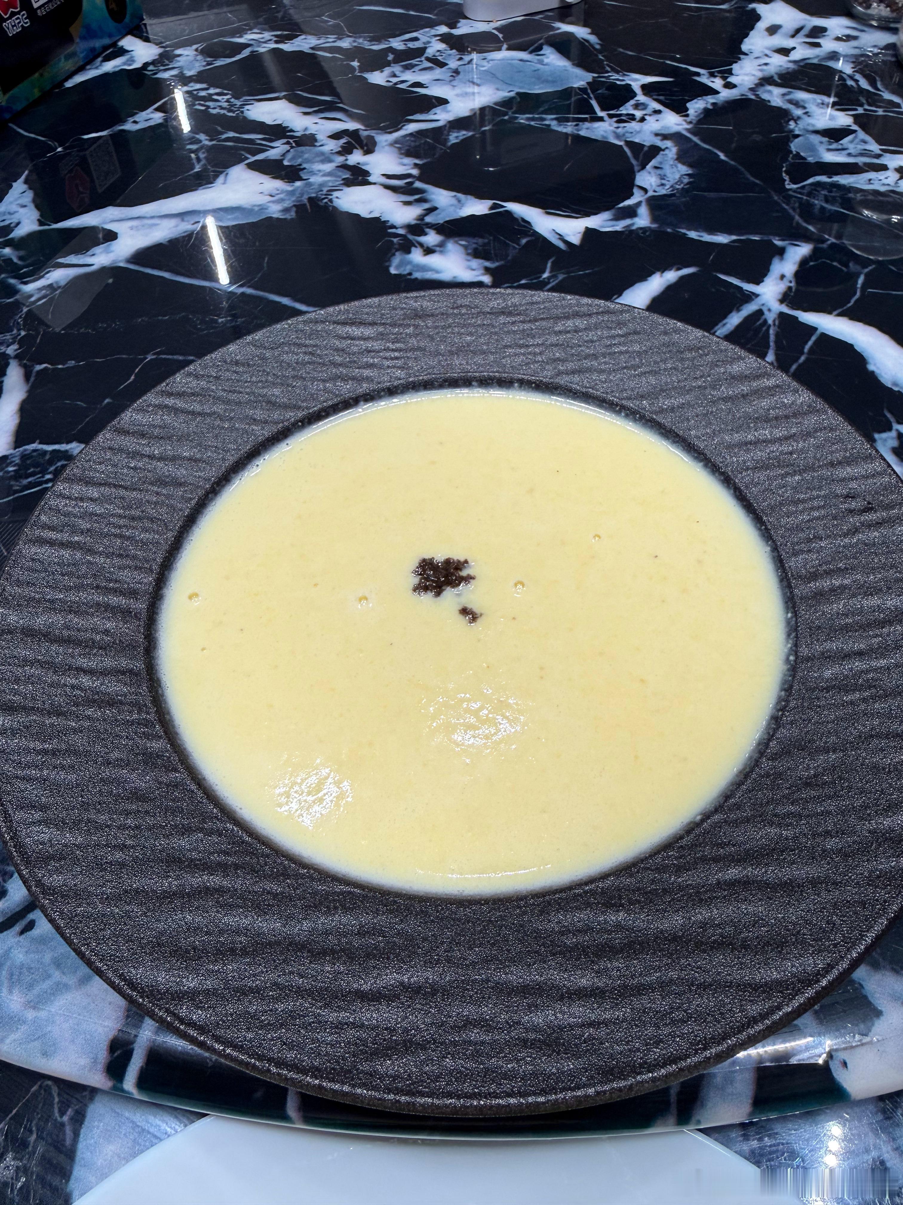 今晚继续糊弄晚餐，为了明晚的烤肉，哈哈哈，减脂何意味…回家，冰箱请出预制菜老角色，提前剥好的速冻玉米
