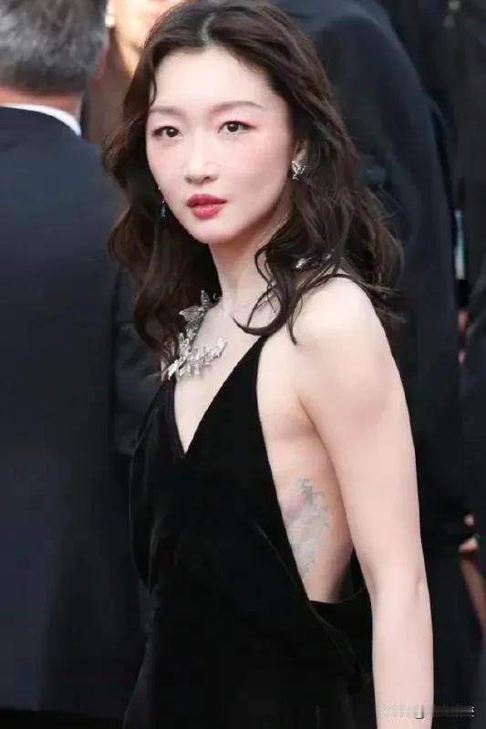 周冬雨身上的纹身，你能猜到纹的是什么图案吗？请恕我孤陋寡闻，我真的是第一次看
