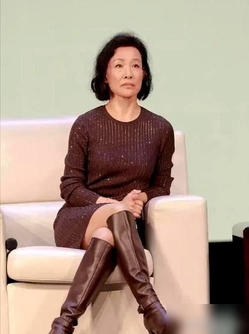 这才是中老年人最体面的养老活法65岁陈冲回上海独居养老，撕开中老年体面生活，