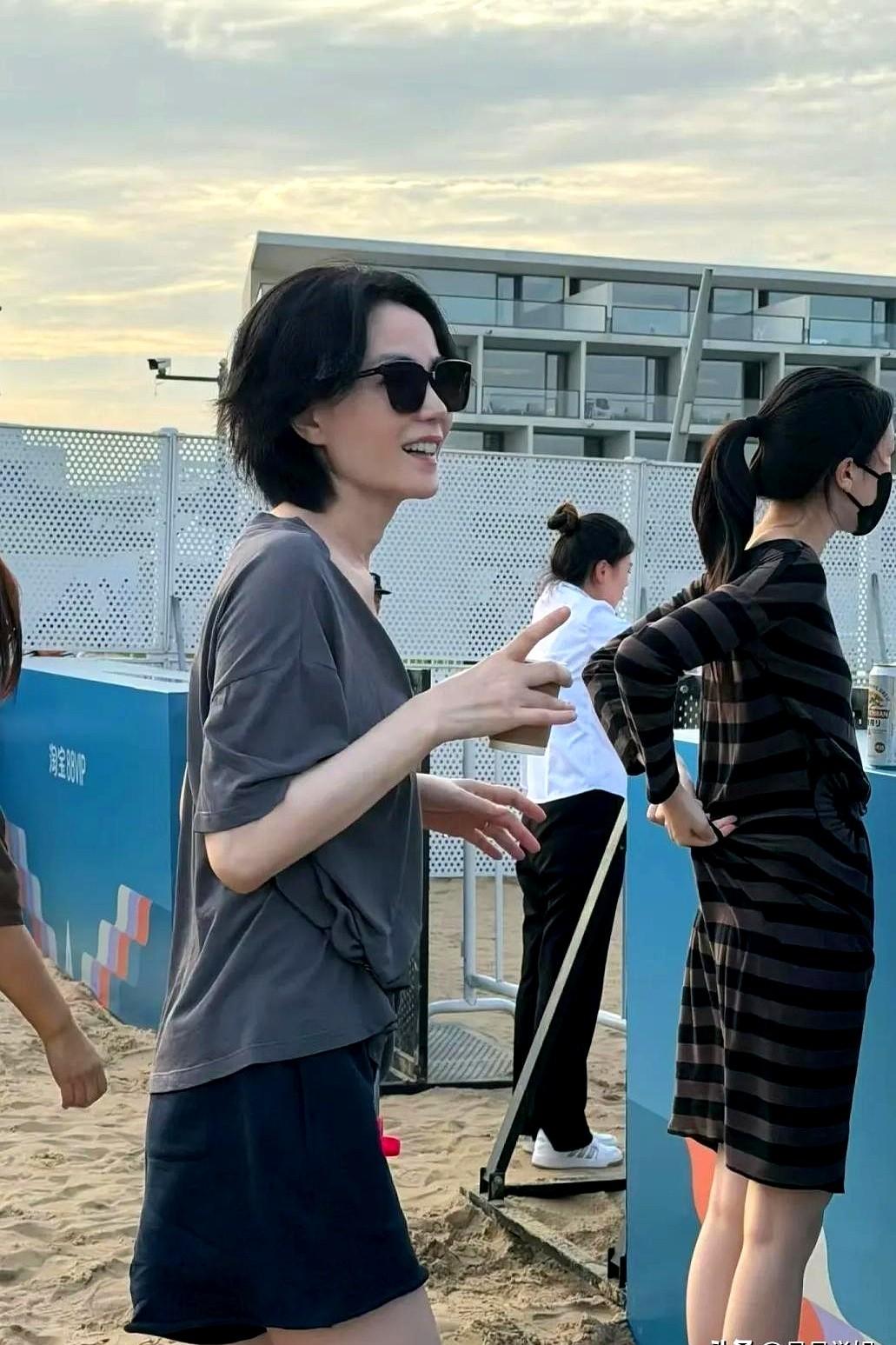 57岁天后素颜挤在音乐节人堆里给女儿当站姐！这画面太绝了。大屏一扫到观众席，