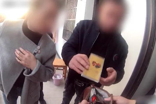 男子回家撞见陌生女子在客厅悠哉喝水，真相大白竟是入室盗窃“我一打开门，就瞧见一